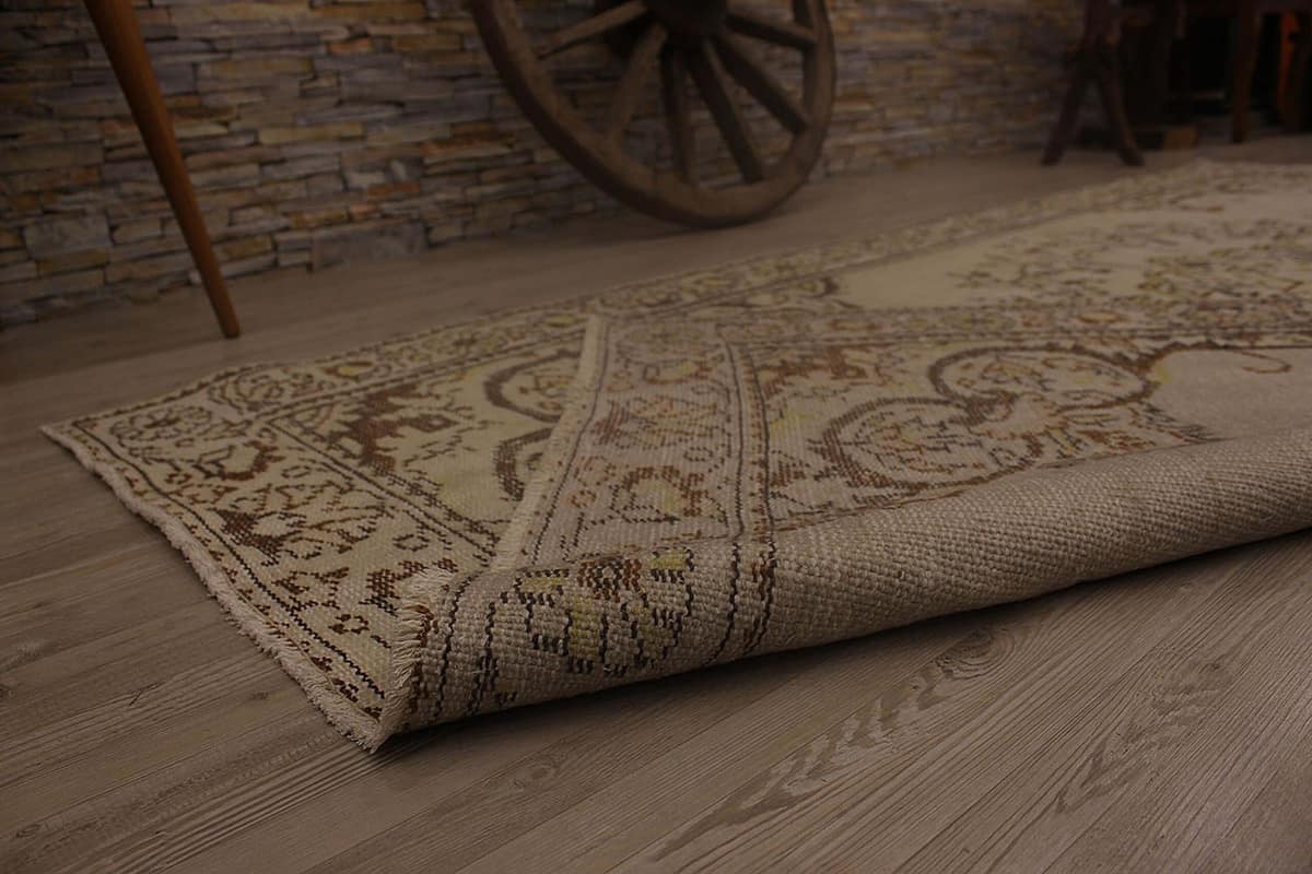 Unique Anatolian Vintage Rug — detail view 4, handmade vintage rug