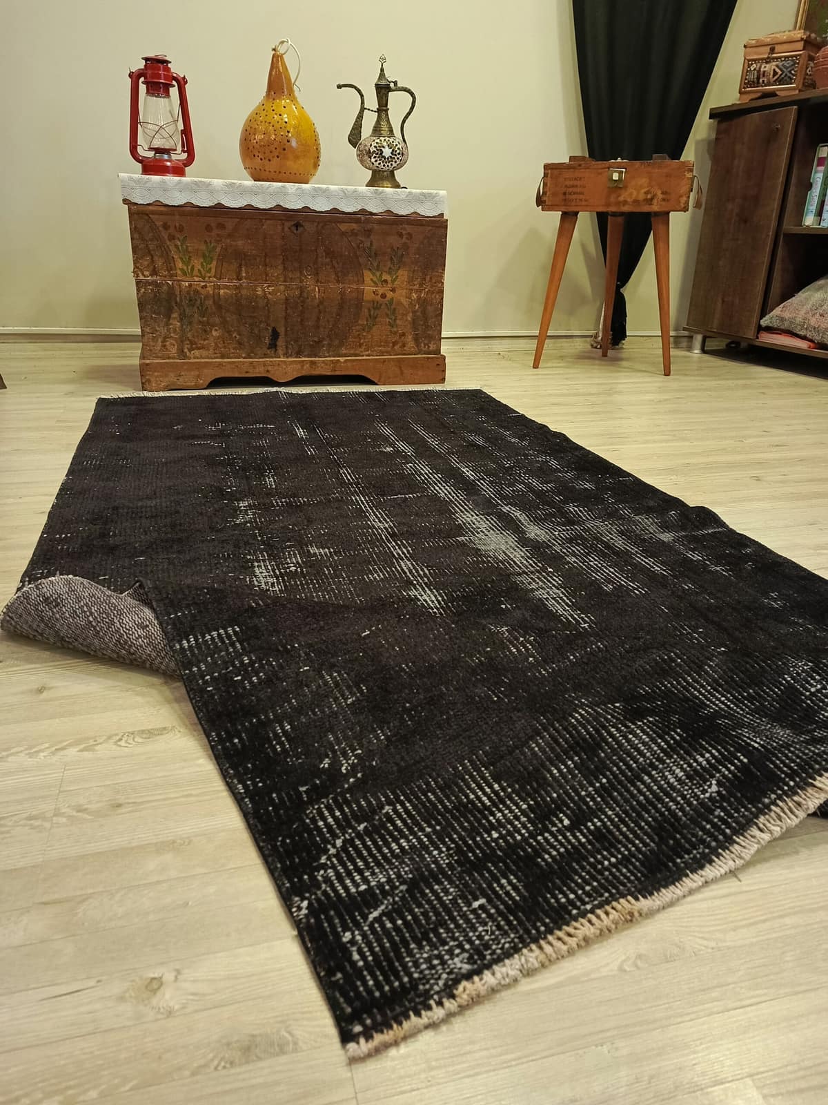 Vintage Wool-Woven Rug — detail view 4, handmade vintage rug