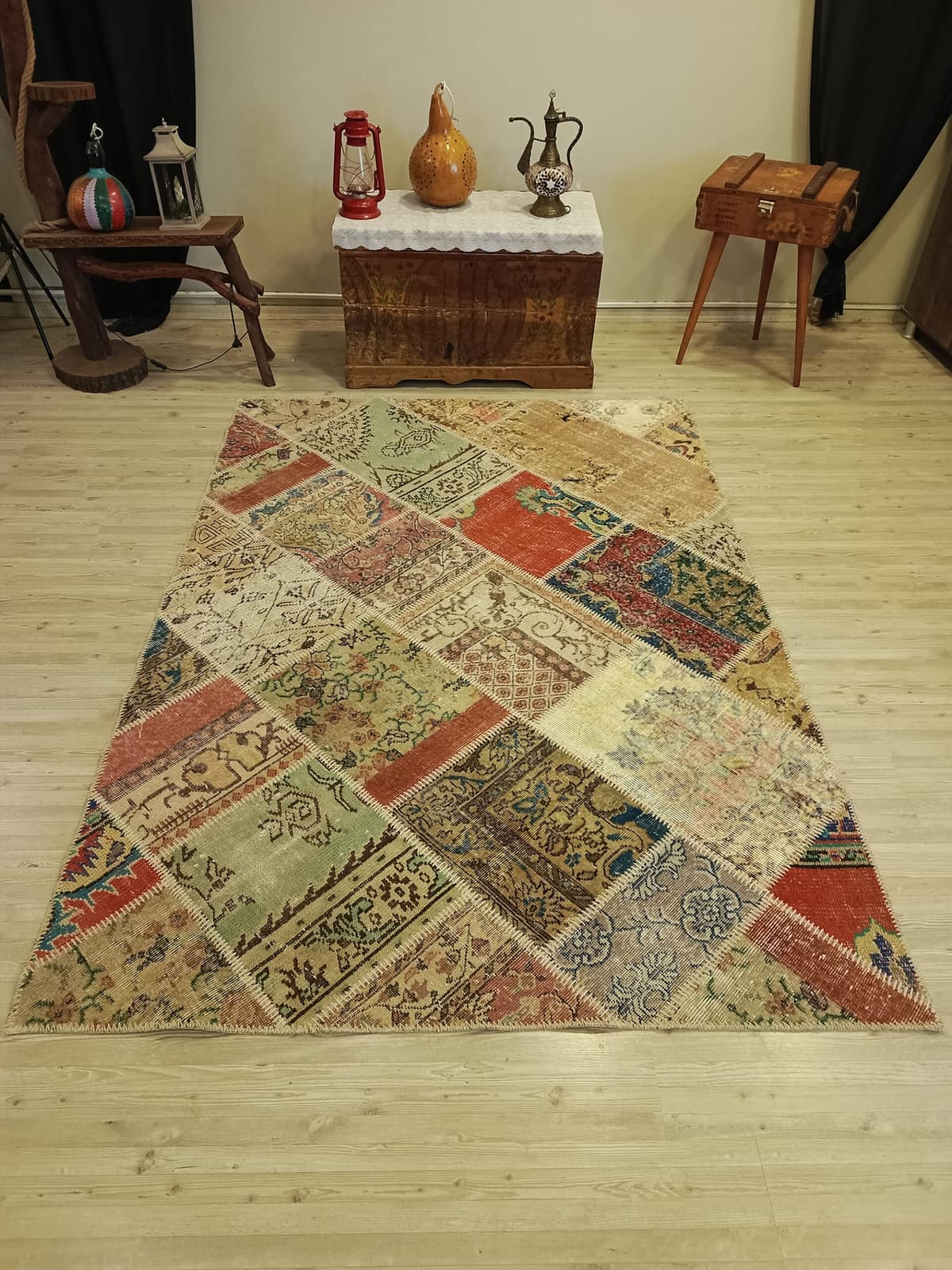 Vintage-Style Wool Patchwork Rug, vintage rug, Handmade, hand-knotted wool & silk, size 160 × 228 cm, from Anatolia