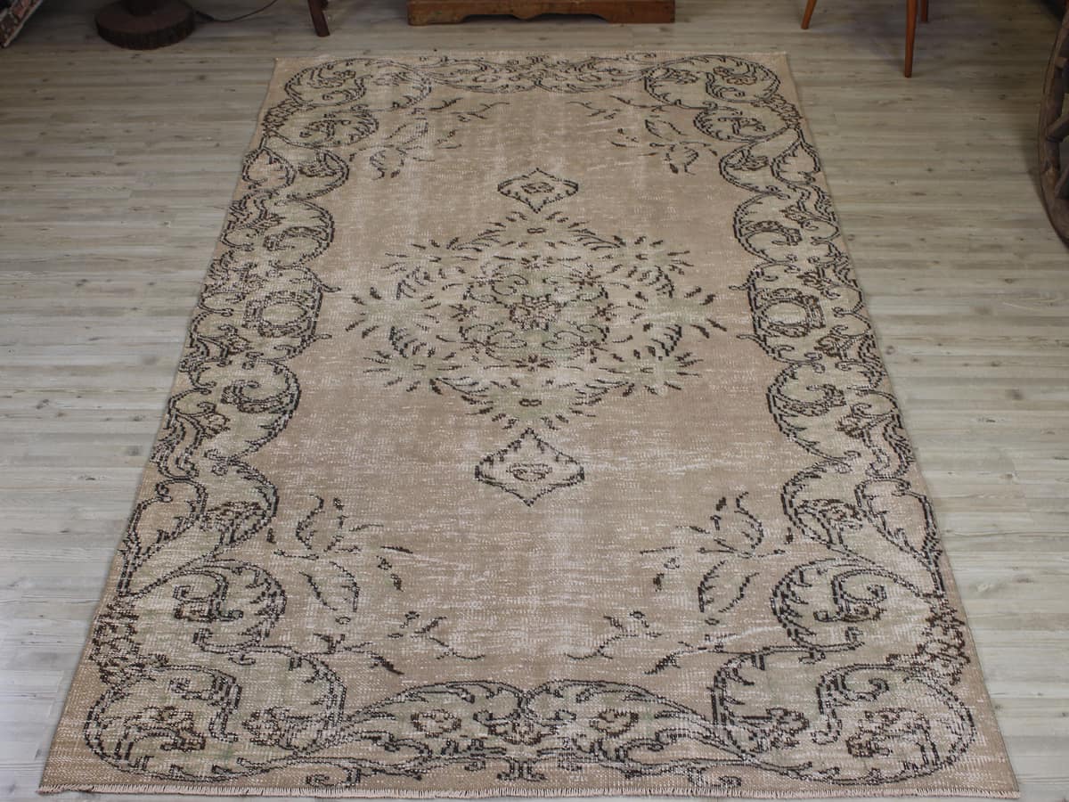 Vintage Wool Rug — detail view 4, handmade vintage rug