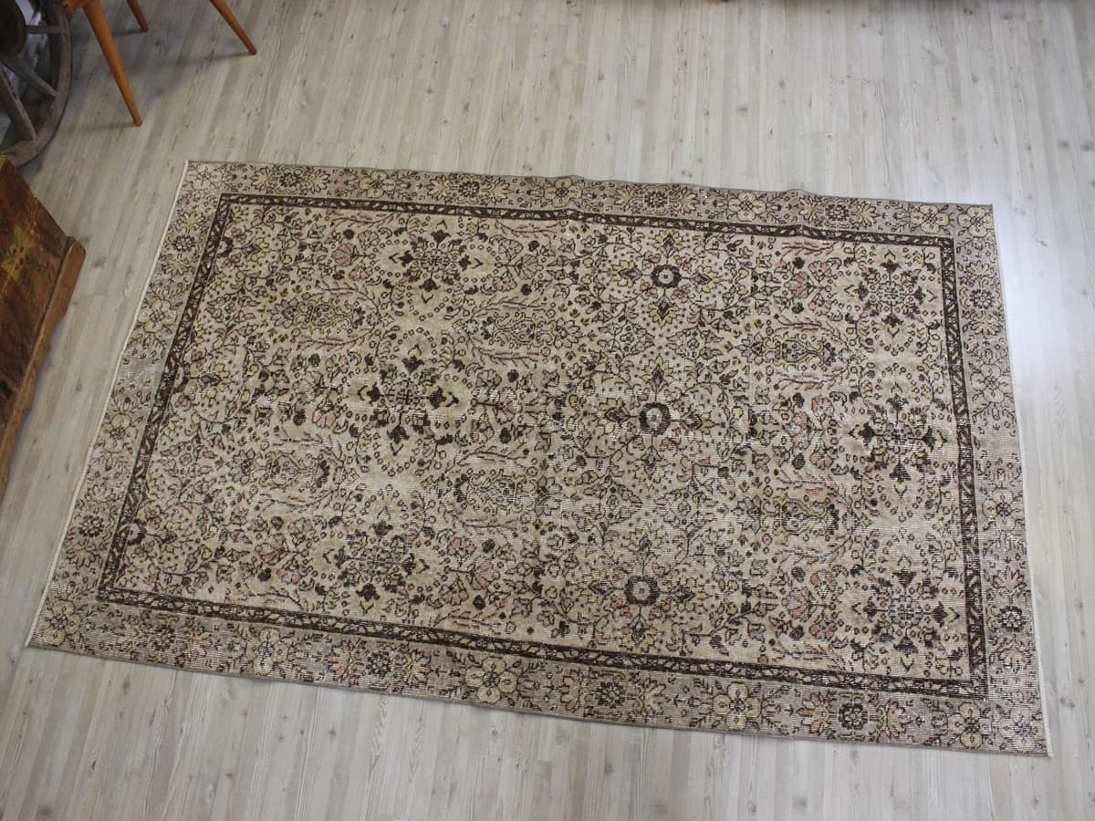 Vintage-Style Wool Hand-Knotted Rug — detail view 2, handmade vintage rug