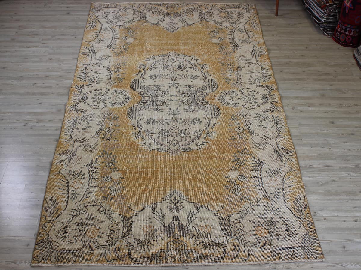 Vintage-Style Wool Rug — detail view 3, handmade vintage rug
