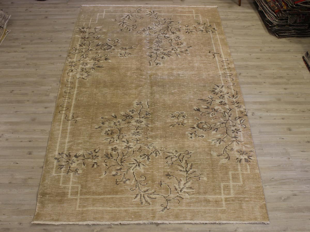 Handwoven Vintage Wool Rug — detail view 3, handmade vintage rug